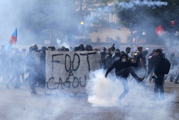 Biểu tình bùng nổ, Pháp đóng cửa tháp Eiffel