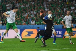 KẾT THÚC, Italia 0-1 CH Ireland, Thụy Điển 0-1 Bỉ: Italia, Bỉ và CH Ireland vào vòng 1/8