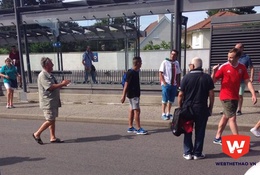 Từ Paris: Cò vé ngang nhiên hoạt động trước mặt nhân viên an ninh