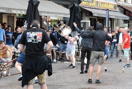 Bất chấp UEFA cấm, hooligan Nga vẫn tấn công CĐV Anh