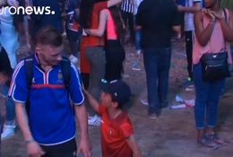 Hành động chạm đến trái tim của CĐV nhí Bồ Đào Nha