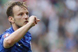 Rakitic gây chiến Ronaldo