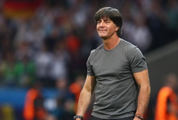 Joachim Loew lên tiếng xin lỗi sau hành động thò tay vào quần