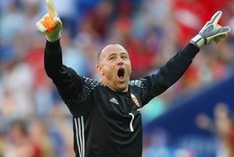 Thủ thành U.40 Gabor Kiraly gây sốt với pha xử lý độc đáo