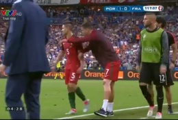 Ronaldo chỉ đạo đồng đội không khác gì HLV