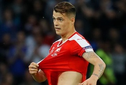 Hy hữu: Áo rách, bóng xịt trong trận hòa giữa Pháp và Thụy Sỹ