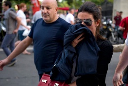 Vợ Vardy sốc khi bị cảnh sát xịt hơi cay vào mặt