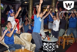 Chùm ảnh: Hội CĐV Tuyển Italia vỡ òa trong trận thắng trước Bỉ