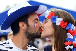 “Chuyện tình Paris” của cặp vợ chồng già người Việt yêu tuyển Pháp