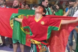 Từ Paris: Màn ăn mừng ngập tràn cảm xúc của CĐV Bồ Đào Nha 