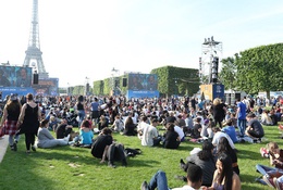 Video: Hàng trăm nghìn CĐV quây kín Tháp Eiffel trong ngày Fanzone mở cửa