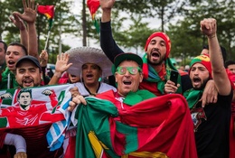 Màn ăn mừng của CĐV Bồ Đào Nha sau chiến thắng trước Ba Lan