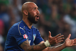 Simone Zaza bị "ném đá tơi bời" sau pha sút hỏng penalty