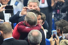 Sir Alex kiên nhẫn đứng đợi để chúc mừng Ronaldo