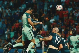 Cú đánh đầu của Ronaldo đưa bóng vào lưới xứ Wales có tốc độ hơn 70 km/giờ