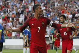 Video: Bàn thắng "siêu dị" của CR7 vào lưới Estonia