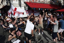 Video: CĐV Anh choảng nhau với người dân tại Marseille