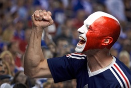 Video: CĐV Pháp quậy tưng bừng trên tàu điện trong ngày đội nhà thắng trận