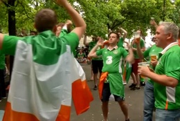 Video: CĐV Thụy Điển và CH Ireland tổ chức "Lễ hội Tình yêu" 