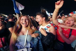 Video: Fanzone Tour Eiffel "nổ tung" sau trận thắng của ĐT Pháp 