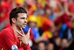 Gerard Pique lạc lõng trong tiki-taka của Tây Ban Nha