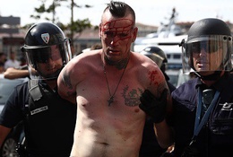 CĐV Anh bị bỏ tù vì hành vi ném chai nước