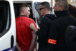 CĐV Anh gây gổ với cảnh sát Pháp