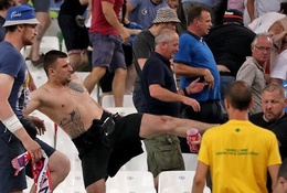 ĐT thua trận, hooligan Nga lại đánh người