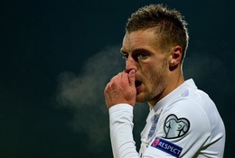 Vấn đề của các tiền đạo Anh: Phải biết chuyền đi đã...