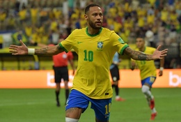 Neymar tiến thêm một bước tới kỷ lục của Pele với Brazil