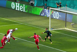 Tiền đạo Phần Lan mất bàn thắng tại EURO 2021 vì... một cái đầu