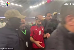 Hình ảnh Salah bị người hâm mộ Senegal tấn công gây sốc