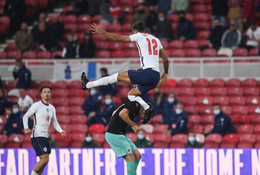 Tiền đạo tuyển Anh bật cao như Ronaldo trong trận gặp Áo