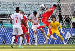 Xứ Wales giành điểm tại EURO nhờ cái duyên đánh đầu