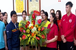 HLV Nguyễn Hữu Hà thể hiện, học trò ấm lòng ngày 8-3