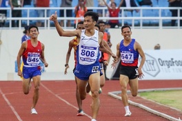 Nguyễn Văn Lai "out trình" đối thủ ở nội dung chạy 5000m nam