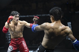 Nguyễn Trần Duy Nhất rượt đối thủ quanh sàn MMA LION Championship