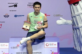 Cựu vương SEA Games Kunlavut Vitidsarn vô địch Singapore Open khi trở thành số 1 cầu lông thế giới