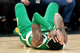 Chưa giải quyết xong khủng hoảng, fan Boston Celtics lo lắng tột cùng khi Kyrie Irving gặp chấn thương