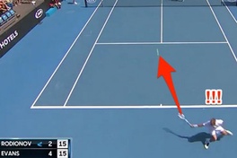Dan Evans trả bóng "như có mắt sau lưng", gây bão dư luận trước thềm Australian Open 2019