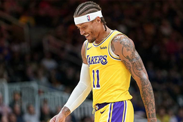 Fan NBA được phen cười lăn lộn với màn "mặc áo nhưng quên mặc quần" của cầu thủ Los Angeles Lakers