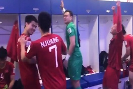 Các cầu thủ Việt Nam ăn mừng trong phòng thay đồ sau trận thắng Jordan