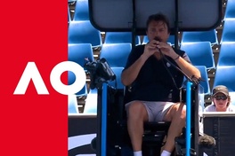 Australian Open 2019: Màn hoán đổi hài hước giữa trọng tài và tay vợt