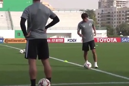 Nhật Bản vs Qatar: Inui phô diễn tuyệt kỹ của Ronaldinho trên sân tập