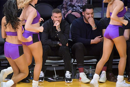 Cựu sao bóng đá David Beckham bị bắt gặp "soi mông" những cô gái Lakers Girls đầy hài hước