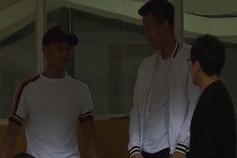 Quế Ngọc Hải và Trọng Hoàng tay bắt mặt mừng khi gặp thầy Lee Young-Jin tại Hàng Đẫy