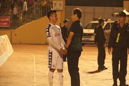 Quang Hải được "phó tướng" HLV Park Hang Seo âu yếm trong ngày Hà Nội thắng trận