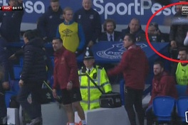 Ozil bị mỉa mai khi ném áo khoác ở trận Arsenal thua Everton