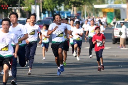 Những runner nhí hiên ngang sải bước giữa cái nắng 37 độ C tại Mekong Delta Marathon 2019