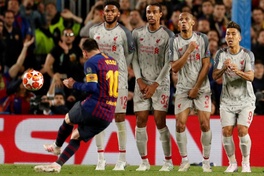 Messi đã di chuyển điểm đá phạt trực tiếp trong trận Barca vs Liverpool thế nào?